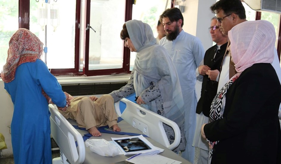 دیدار داکتر ماموسی زیور معین مالی و اداری وزارت صحت عامه از بیماران و پرسونل صحی شفاخانه های شهر کابل در نخستین روز عید