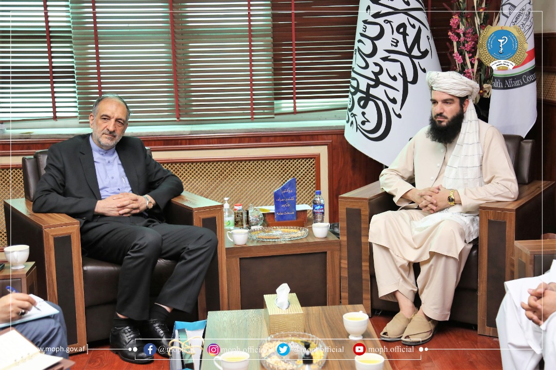 داکتر قلندر عباد سرپرست وزارت صحت عامه، امروز با آقای بهادر امینیان سفیر کشور ایران  در دفتر کارش دیدار نموده