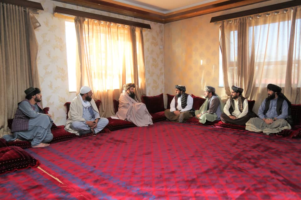 دعامې روغتیاوزارت مالي او اداري مرستيال مولوي محمداسحق صاحبزاده دخپل سفرپه ترڅ کې دغزني ولایت له والي سره وکتل